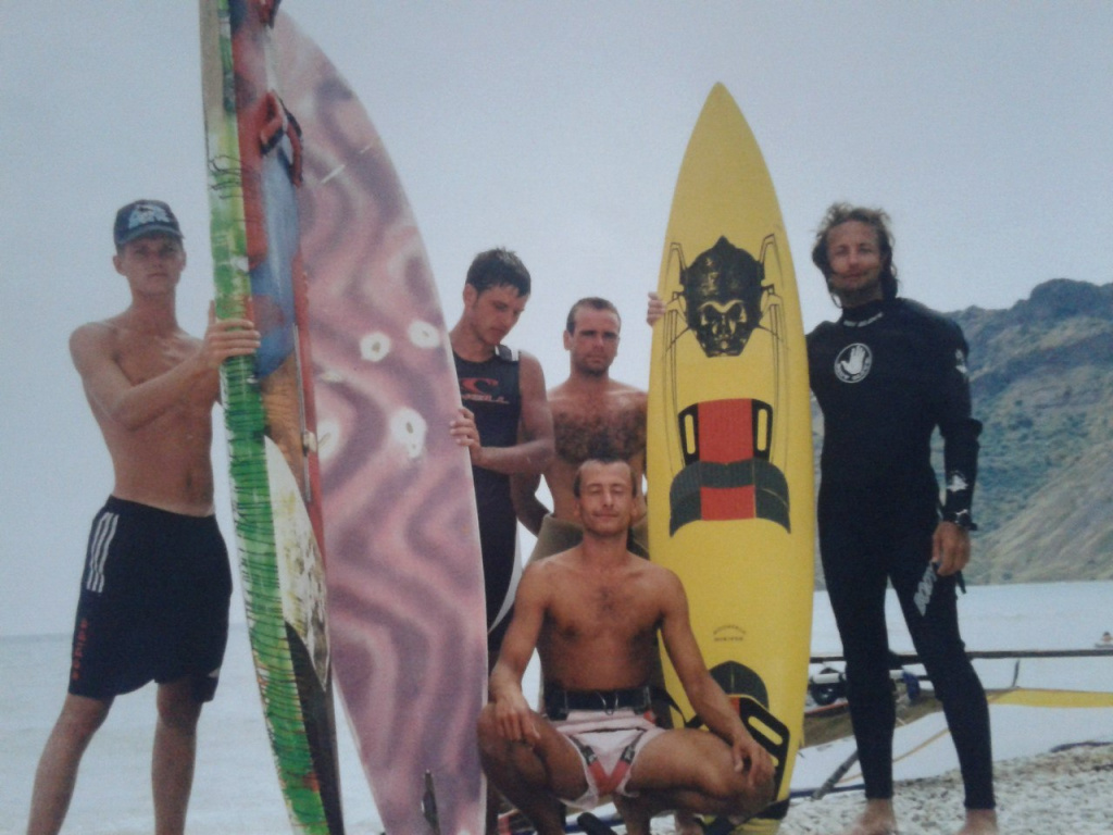 История серфинга. подпись: Серферы в Коктебеле, Крым середина 90х. Владимир Бобылев крайний справа