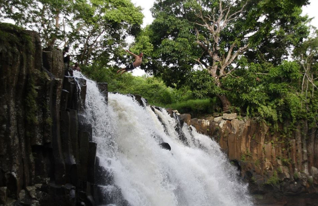 Владимир Бобылев в любимом стиле DeathDiving в полете надмаленькимно симпатичнымводопаде Рочестер (RochesterFalls) остров Маврикий